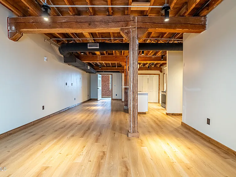 453 E Main St — Photo 4