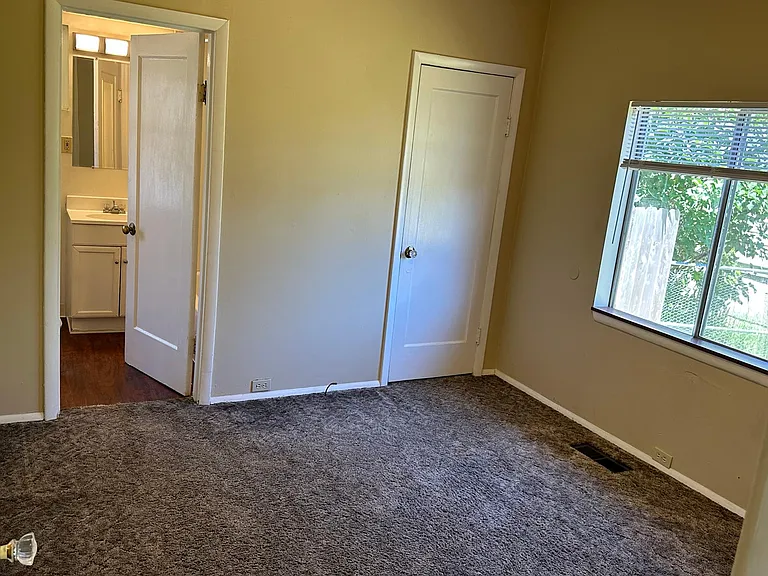 7187 N Fiske Ave — Photo 6