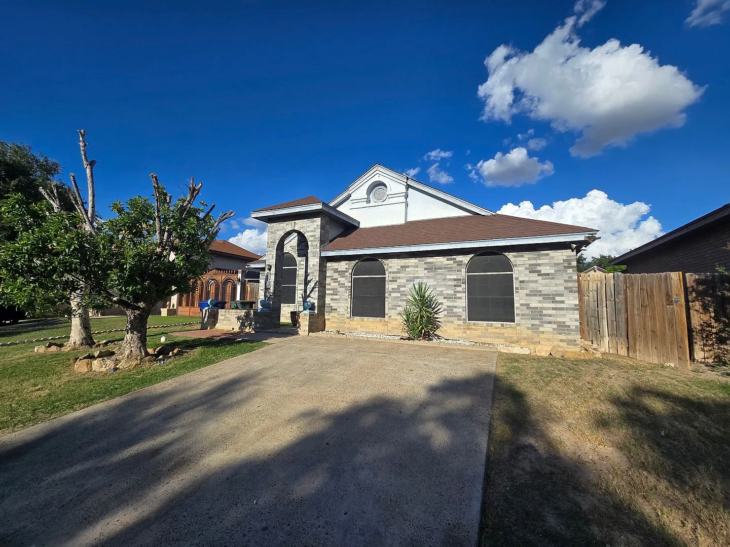 Mines Road Area! Four Bedroom Available! — Photo 2