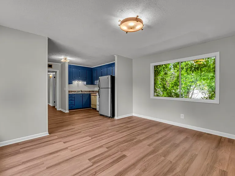 102 S Browder St — Photo 1