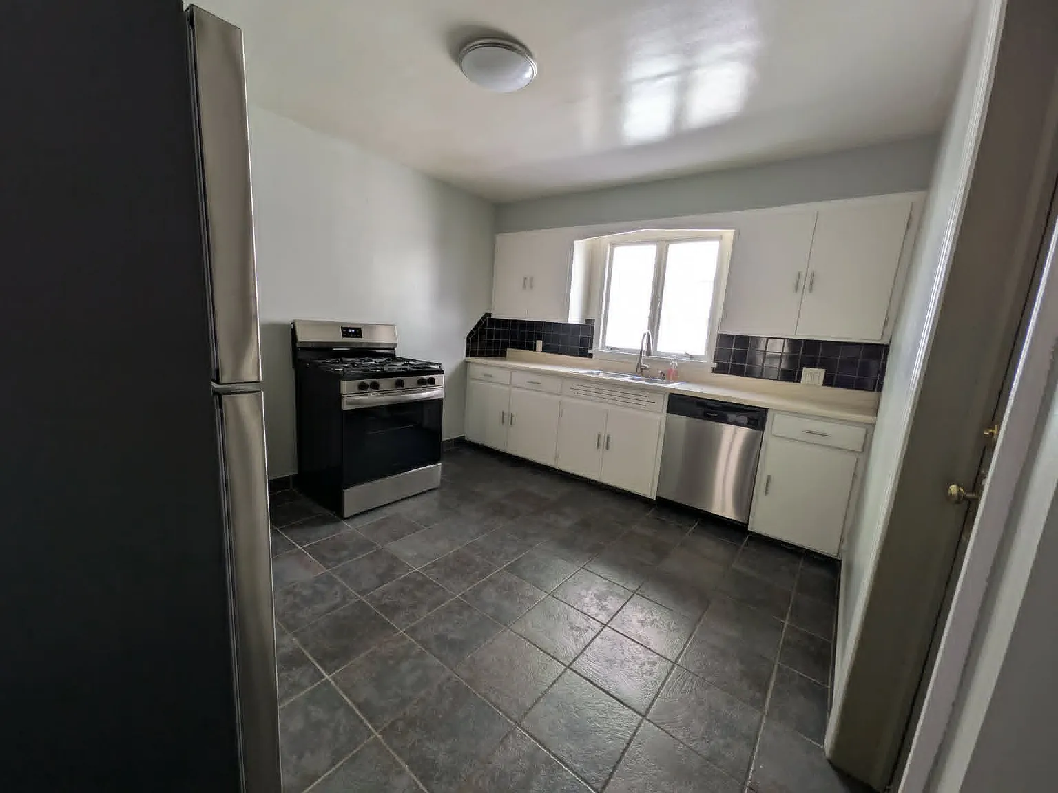 3 bed, $2,000 — Photo 3