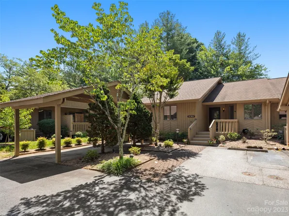 302 N Scarlet Oak Ln, Hendersonville, NC 28791