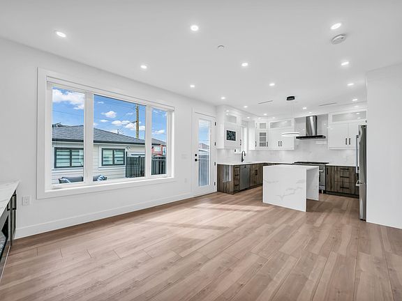 5th image of 3344 Adanac St #2