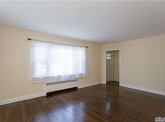 3rd image of 30 E 23rd St