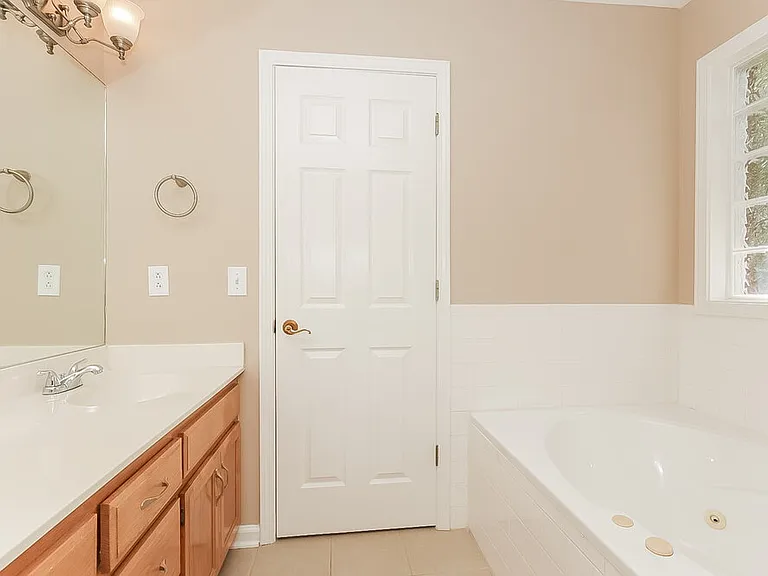 210 Valley Ct — Photo 15