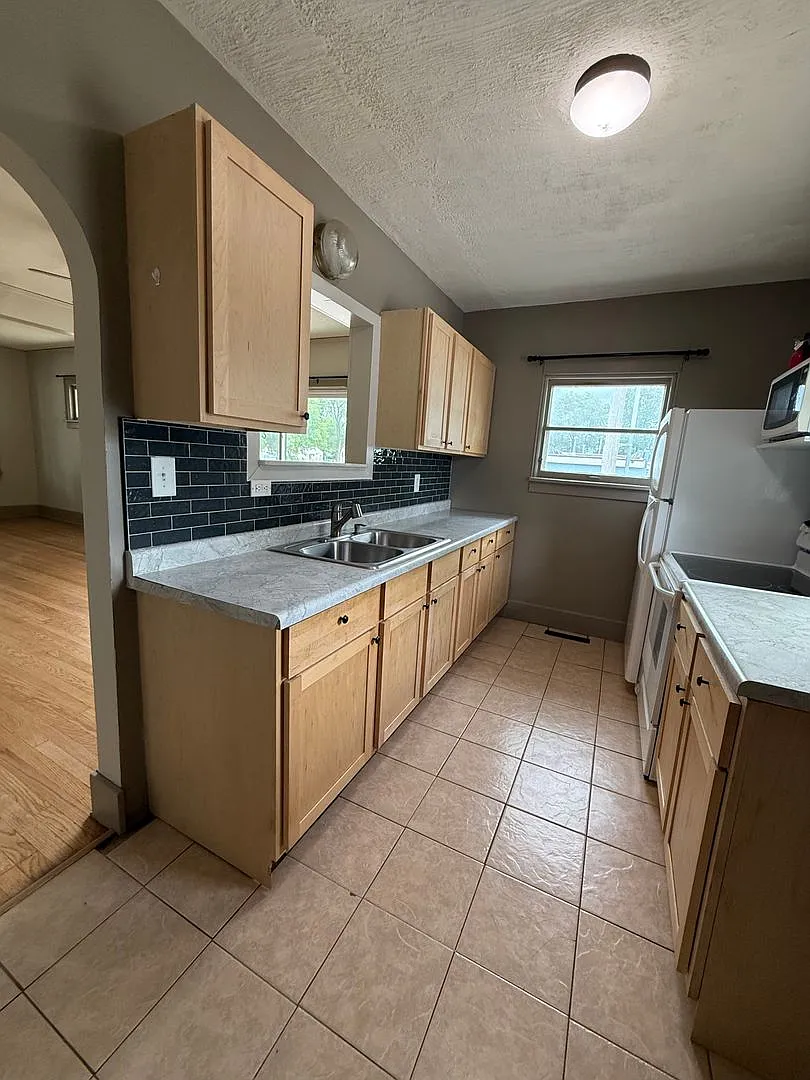 Charming 2-Bedroom Home with Spacious Backyard and 2-Car Garage — Photo 4