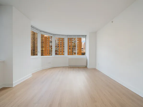 140 Riverside Boulevard image 12 of 17