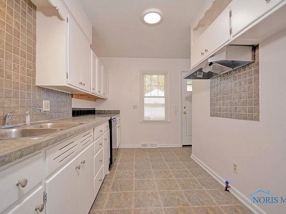 5th image of 438 W Poinsetta Ave