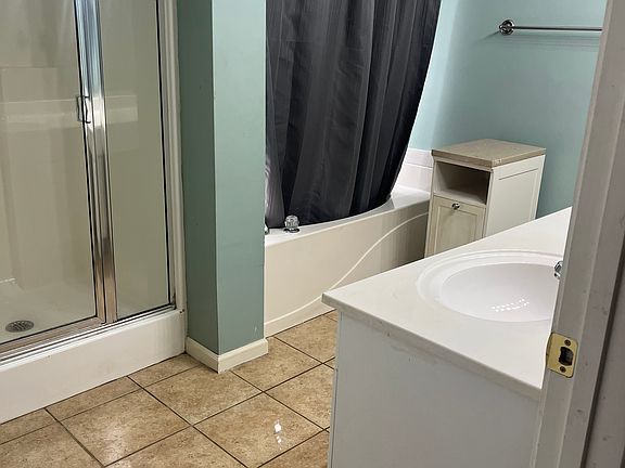 Master Bed: Shower and Garden Tub