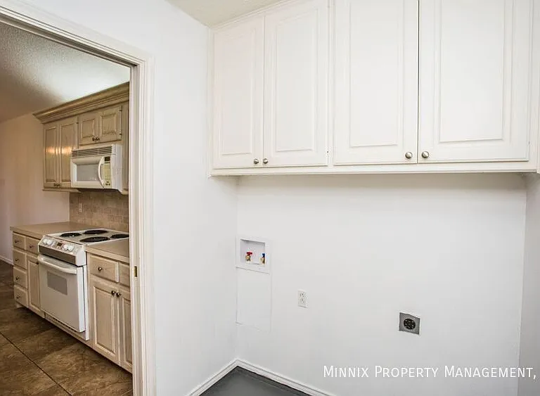 3305 103rd St — Photo 9