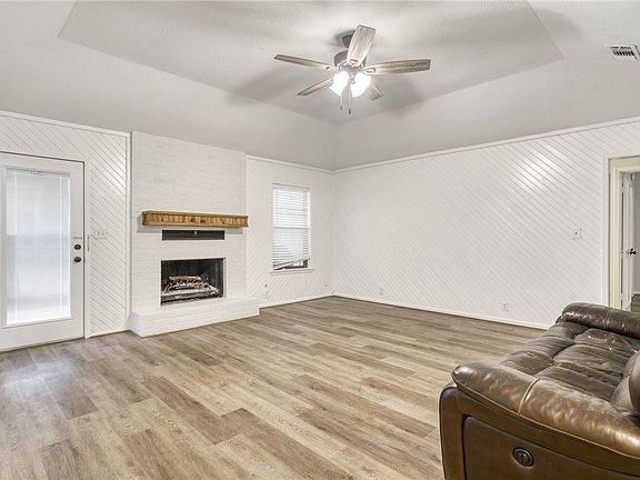 4th image of 2716 Red Hill Dr