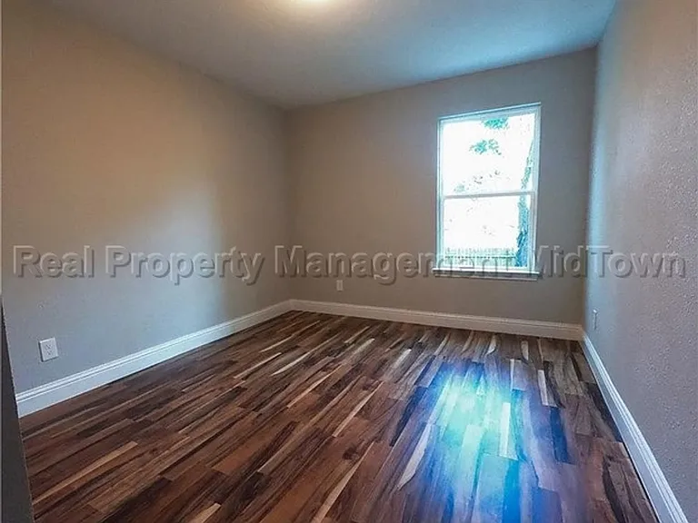 2325 Warwick Ave — Photo 25