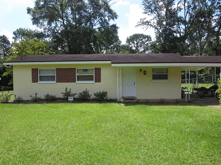 1613 Airport Dr — Photo 1
