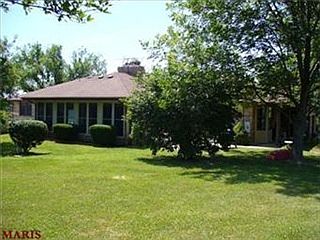 3rd image of 972 Cotswold Ln