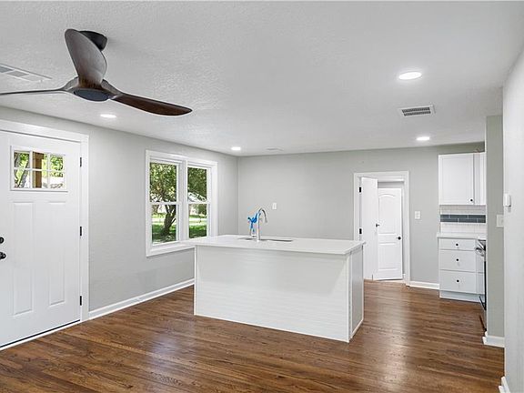 4th image of 605 E 90th St
