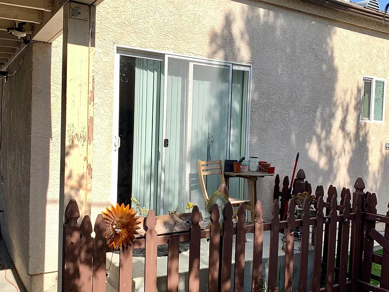 549 N Martel Ave — Photo 12
