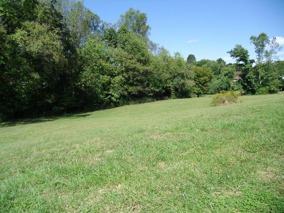 2nd image of 1910 Rosemont Cir