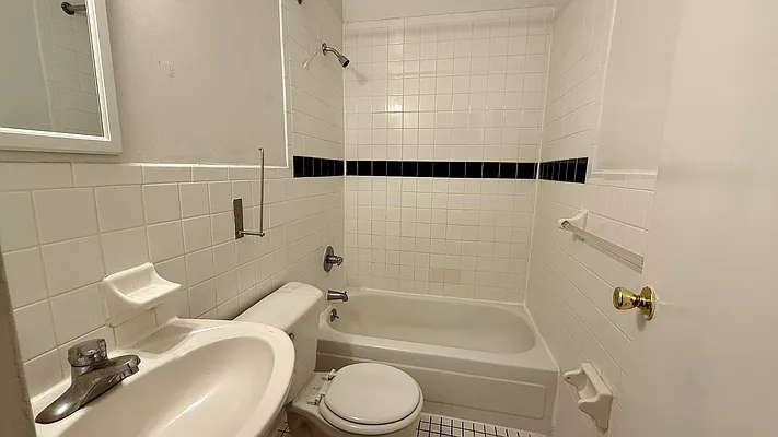 Rented by HOLTON REAL ESTATE INC. | media 9