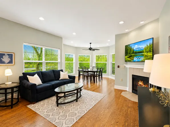501 Abbey Ridge Ct, Fontana, WI 53125