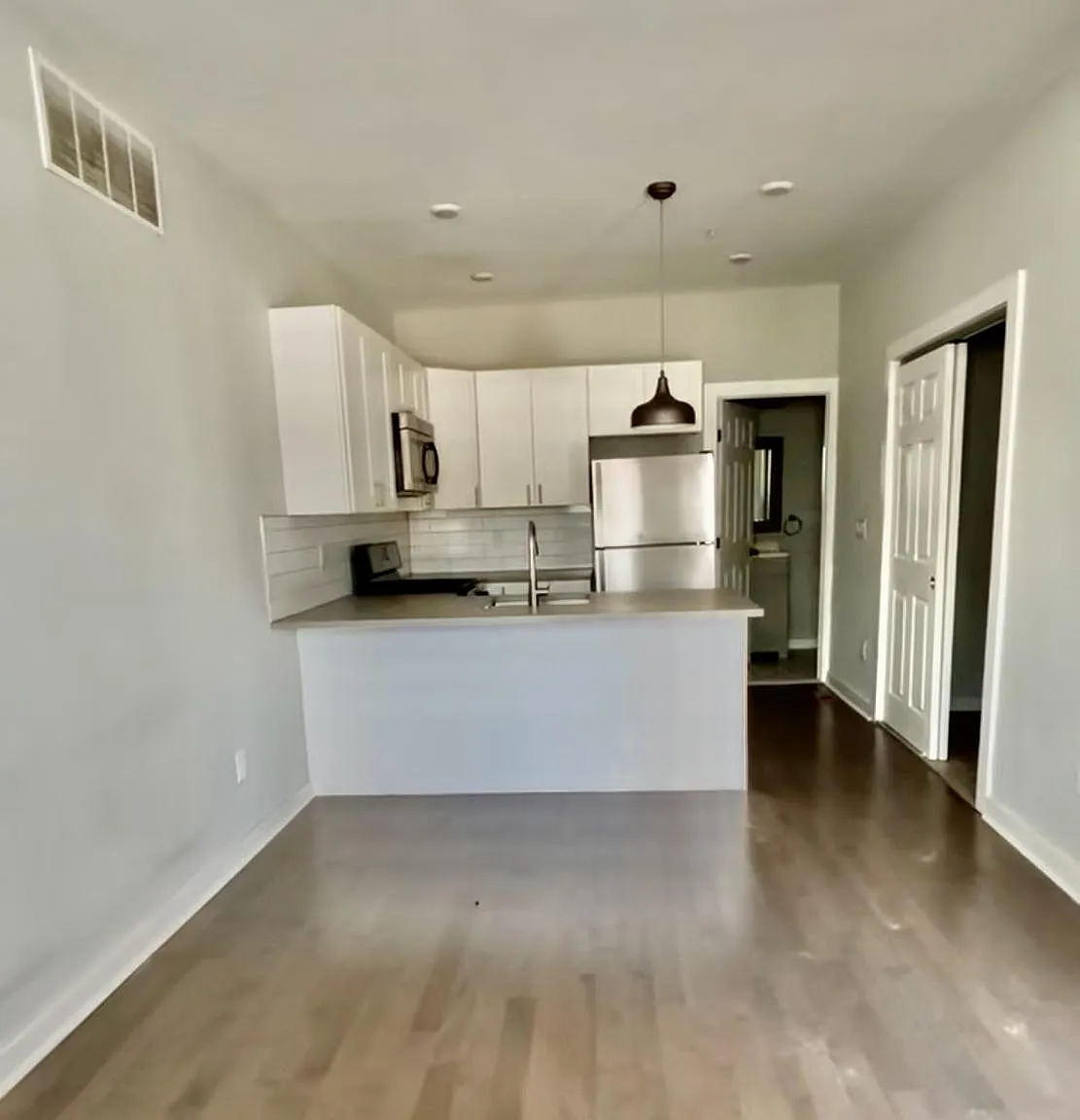 1 bed, 900 sqft, $1,350 — Photo 1