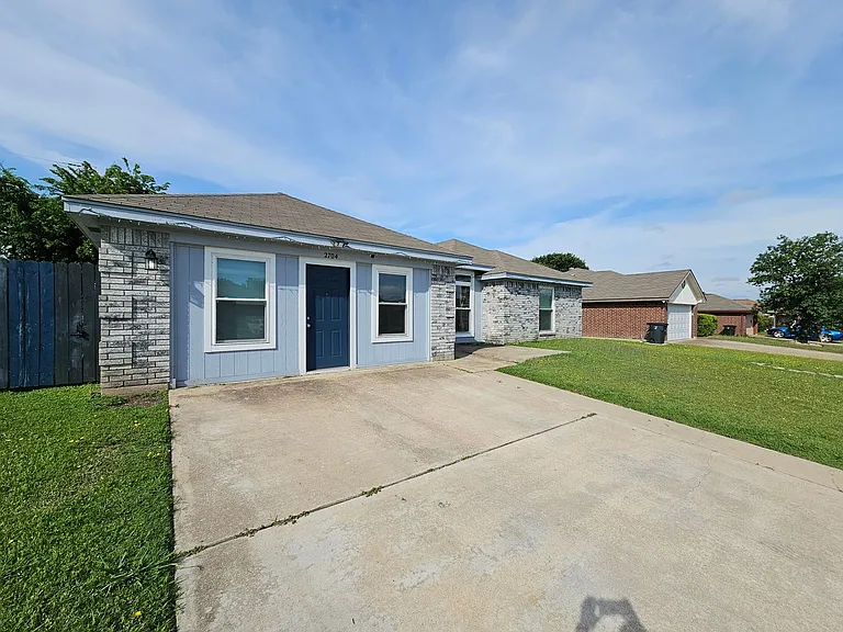 2704 Hemlock Dr — Photo 2