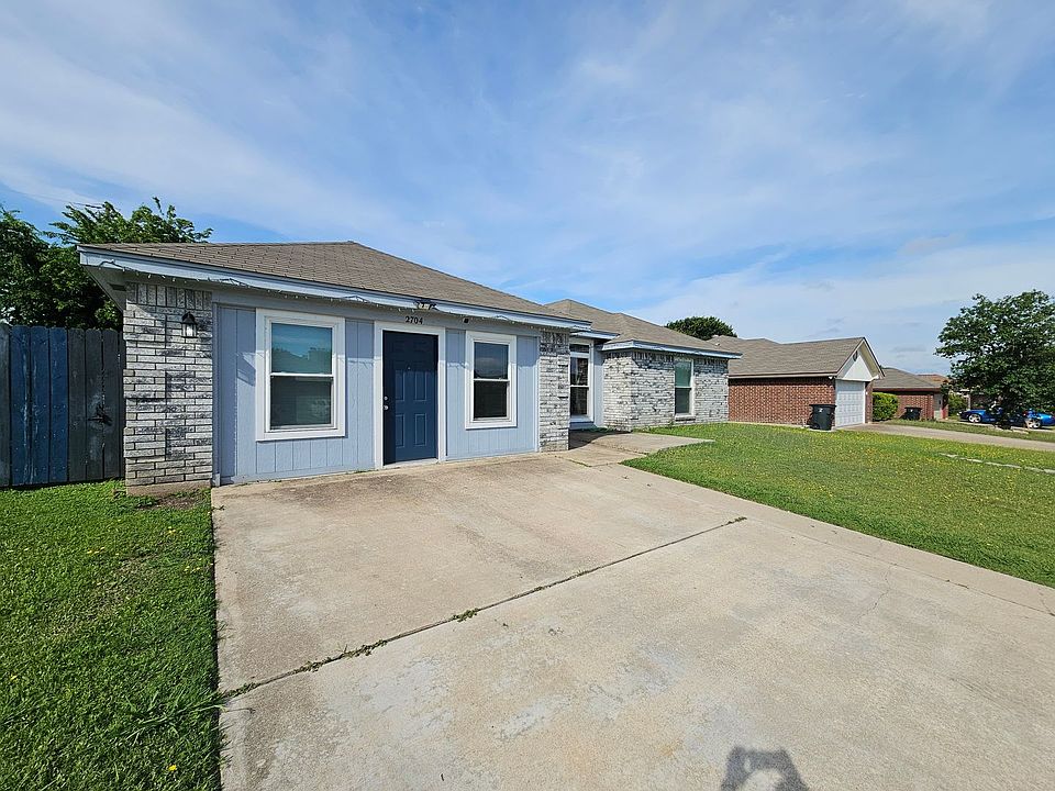 2nd image of 2704 Hemlock Dr