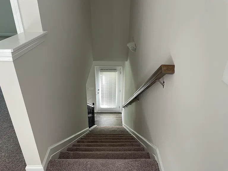 715 Courtland Dr — Photo 17