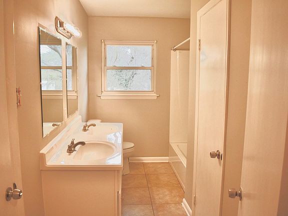 5th image of 2719 Tanglewood Dr