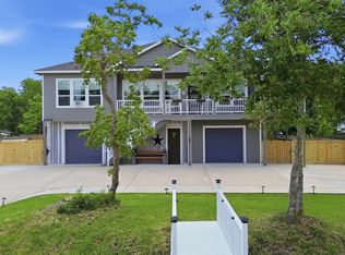613 Oakdale St, Shoreacres, TX 77571