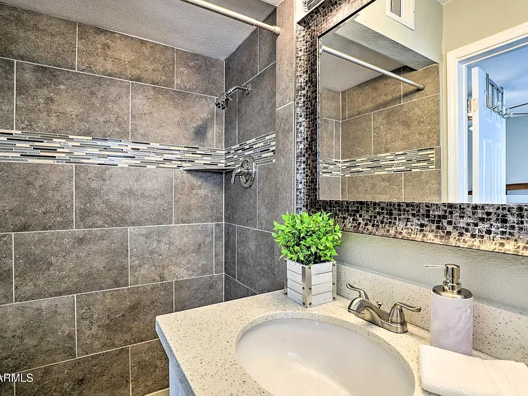820 W 9th St — Photo 32