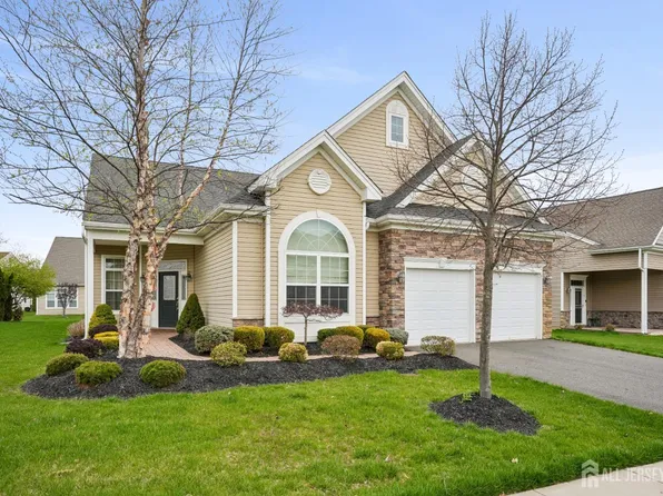 135 Diamond Spring Dr, Monroe Township, NJ 08831