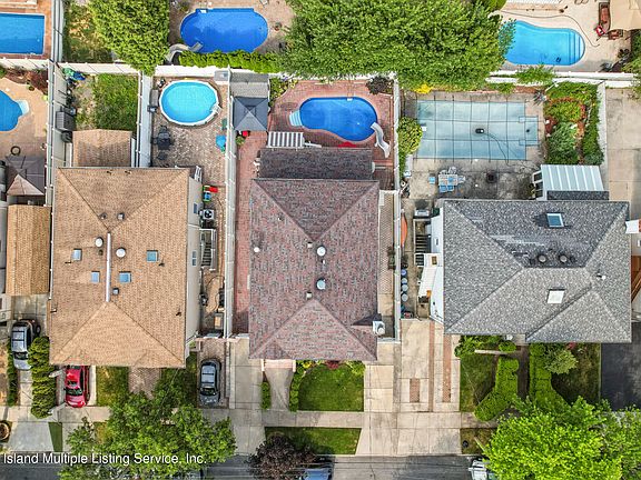 4th image of 379 Manhattan St