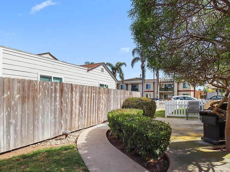 Ocean Beach/Point Loma: 2 BR in Ideal Location w/ 2 Parking Spaces — Photo 10