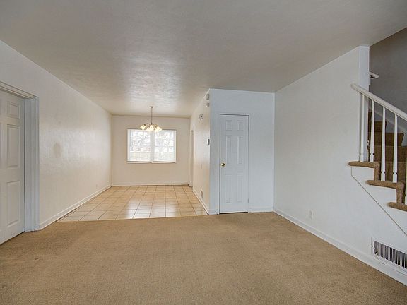 2nd image of 923 N Prairie Ave