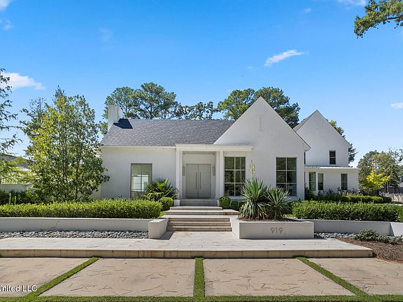 3rd image of 919 Montrose Dr