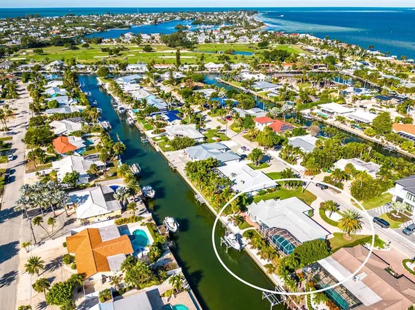 616 Foxworth Ln, Holmes Beach, FL 34217