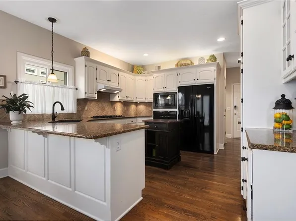 6008 N Norton Ave, Gladstone, MO 64119