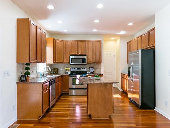 5th image of 2035 Willow Hill Dr