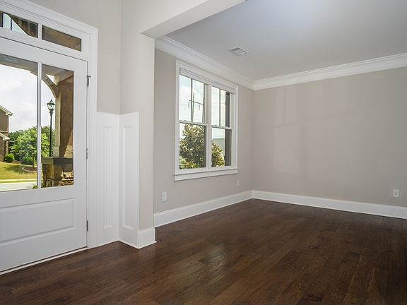5th image of 200 Briar Hollow Ln