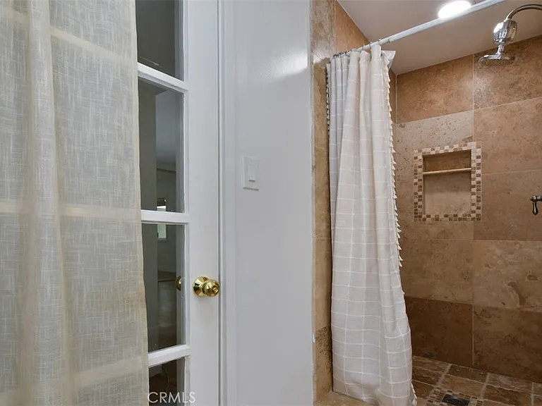 13902 Calvert St — Photo 19