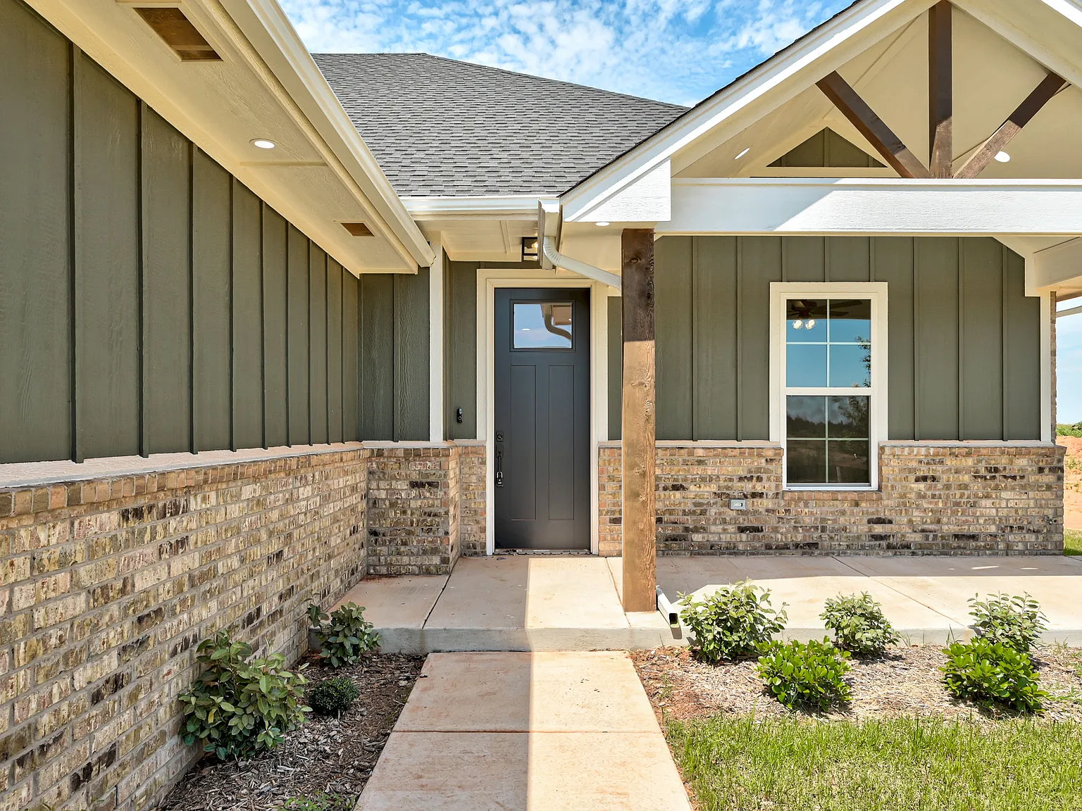 4 bed, 2.5 bath, 1954 sqft, $2,450 — Photo 3
