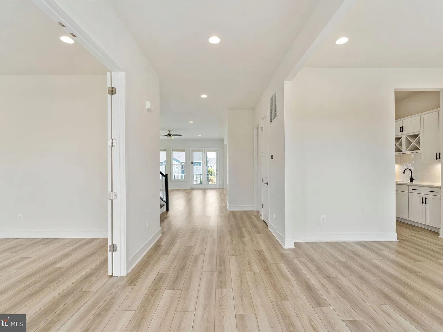 6 bed, 5.5 bath, 5180 sqft, $6,350 — Photo 3