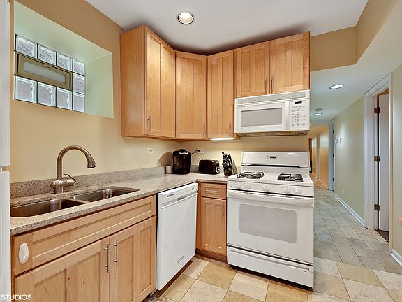 4th image of 1917 N Larrabee St #G