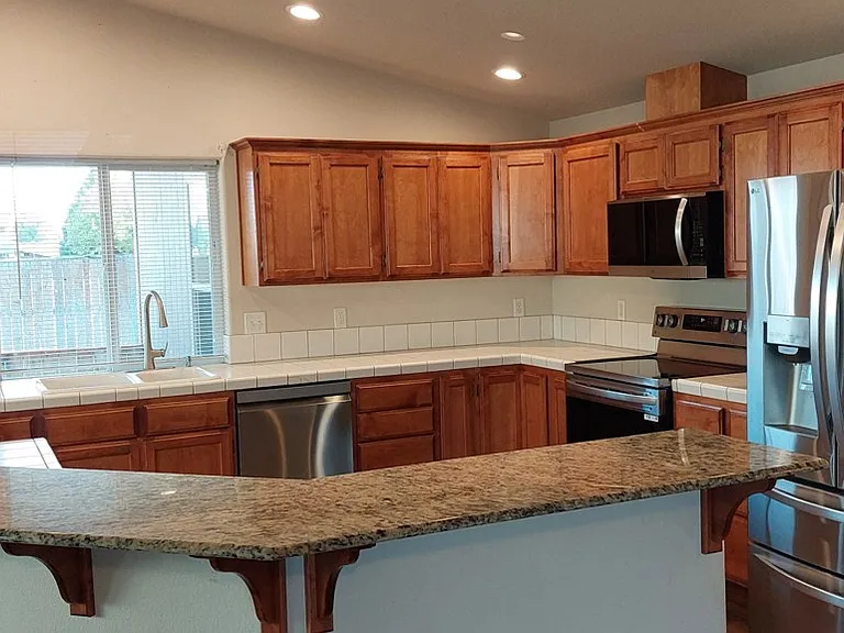 2102 Lara Ln — Photo 6