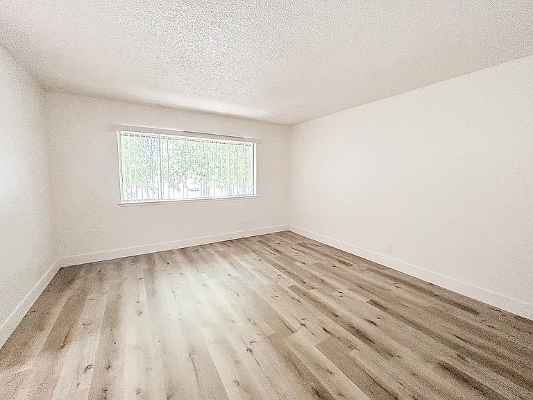 Saratoga Apartments — Photo 9