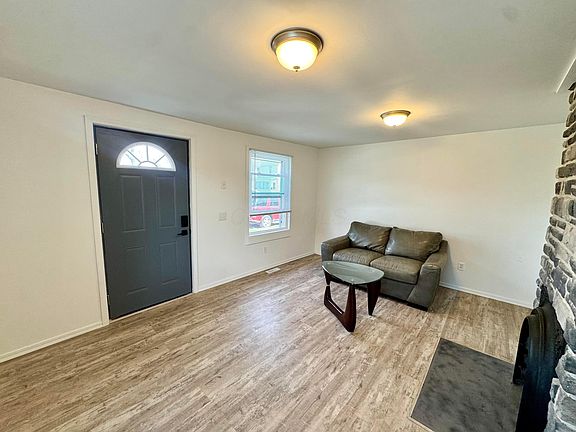 5th image of 207 E Mill St