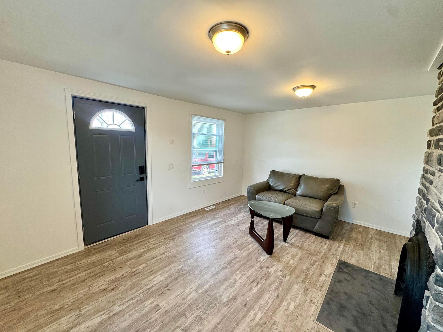 Listing photo 5 for 207 E Mill St