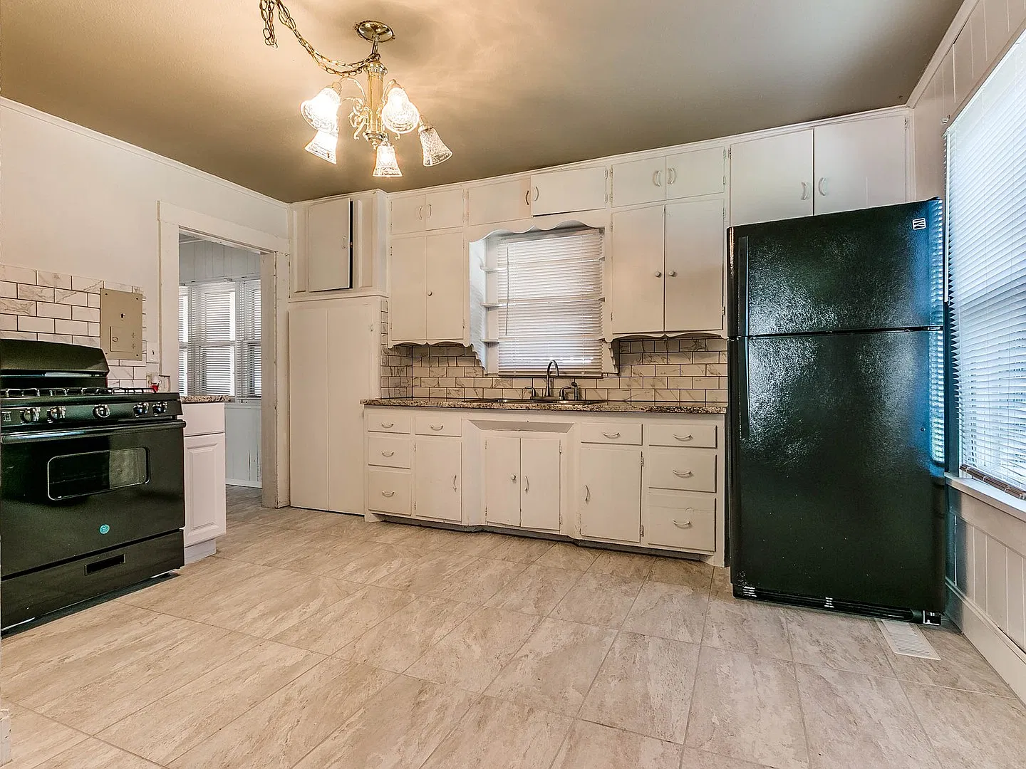 1 Bedroom Home w/appx 1200 SqFt of Workshop Space — Photo 4