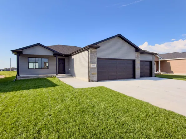 2303 E 41st St, Kearney, NE 68847