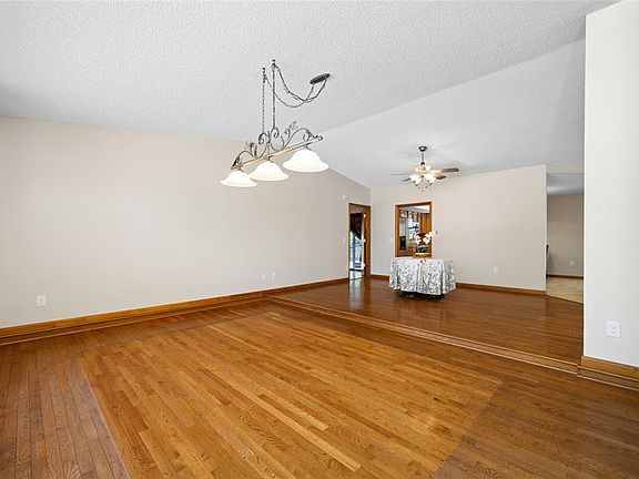 4th image of 2409 Osprey Ave
